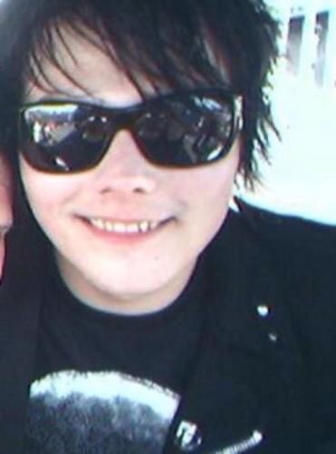 gerard way hourly tweet media