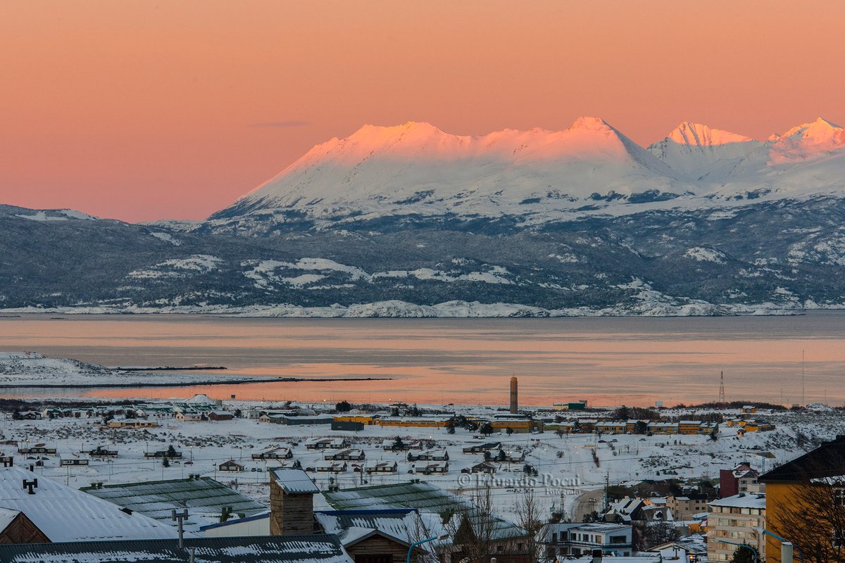 eduardopocai's tweet photo. Amanece, y lo primero que ilumina el sol son las cimas de las montañas, dando un bello espectáculo. A la vista el Canal Beagle y las islas Navarino y Hoste, ambas chilenas. https://t.co/4sja6JvZAQ