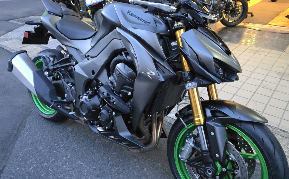 pat81983's tweet photo. ホンダ塗装不備問題を簡易解説

■通常塗装不備パターン
①メーカーが塗装不備発見→処理
②ディーラーが塗装不備発見→処理
※ホンダ以外はほぼこのパターンで完了してる

■お客様が塗装不備発見パターン
①お客様がディーラーに報告
②お客様がディーラーに行く
↓
ディーラー確認(部品注文)
④お客様がディーラーに行く
(パーツ交換)
※お客様はディーラーに2回行く

■コーティングショップで塗装不備発見パターン
①お客様がコーティングショップへ行く
②塗装不備発覚
③お客様がコーティングショップに車両を取りに来る
④お客様がディーラーに行く
⑤お客様がディーラーにパーツ交換に行く
⑥お客様がコーティングショップに行く
⑦お客様がコーティングショップに車両を取りに来る

※お客様が
ディーラーに2回
コーティングショップに4回行く

だ　か　らメーカーはユーザー様の為に塗装不備極力無くしたほうが良いですと言っています。
ホンダ以外はほぼ塗装不備無いのが現状。

だ　か　らホンダは塗装不備なんとかして無くしてほしいと言ってる(2回目)

何度も言いますが他メーカーでは塗装不備ほぼ無いの、ホンダは数台に1台ペースなのよ

今回代替え品で入ってきたアッパーカウルもクリア塗装一部厚塗りだったり、薄くてゆず肌になってたり塗装不備一歩手前のヒヤヒヤでした。(^_^;)

他のメーカーは特注ライン以外は機械塗りの塗り方です。

ホンダは台数の少ない上位機種が手塗り？な感じで、それはそれで良いのですが、腕前や環境？がおかしいからこんな塗装不備が連発してるのだと推測できます。

もうこの状況は上位機種購入してるエンドユーザー様が不利益被るレベルに達しているから声上げを率先して行っているのです。

他メーカーはそんなことほぼゼロなんです。