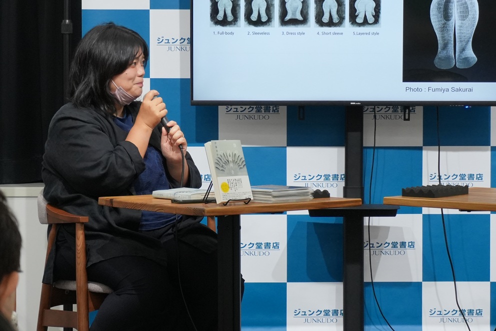 asahipress_2hen's tweet photo. ジュンク堂書店 池袋本店での伊藤亜紗さん×津野青嵐さんイベントにお越しくださったみなさま、どうもありがとうございました！
修論を書く前の学生さんたちの夢に出てきて、
飛び道具のような解決策を繰り出す伊藤先生。
目がらんらん、いろんなものに魅力を感じる目を持つ
目玉みたいな感じの人、が伊藤さんにとっての第一印象だった津野さん。
内側にある大事なものや体験を探りながら届けてくださるのが伝わってくる、そんなお二人のお話でした。
内容はまたちらっとご紹介します。アーカイブ販売中ですので、この機会にぜひご覧ください。
https://t.co/ZuEbCLttOU