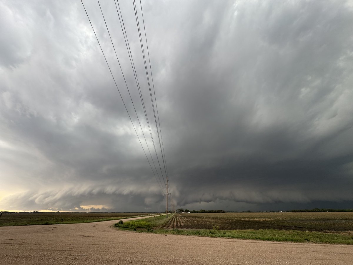 oc_weather's tweet photo. Finally got my own decent storm shots from the plains! Love this hobby so much and so blessed to be able to do it. 
#newx #kswx #weatherphotography https://t.co/2VAeGhExnI