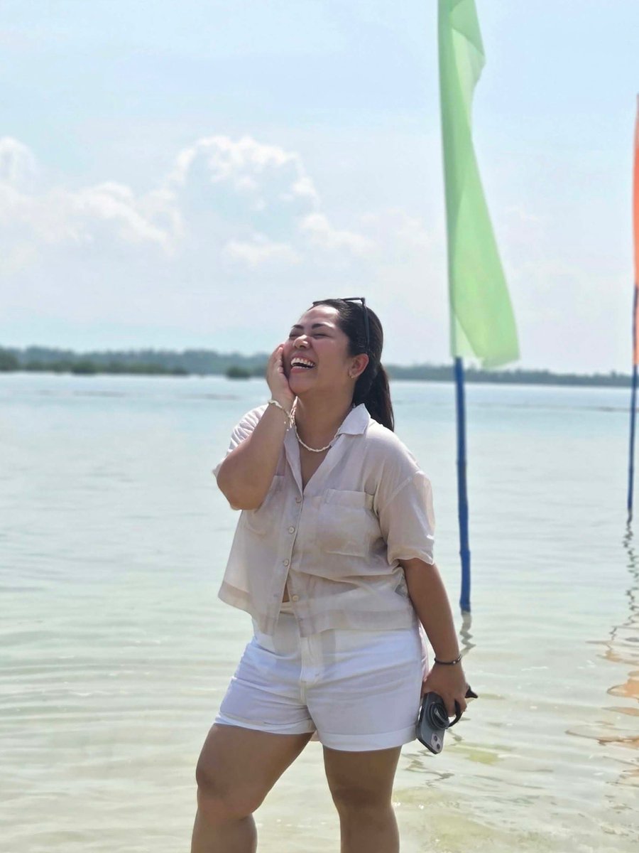 leariza's tweet photo. The fake laugh and sakit ngipin pose. 🤣🤣🤣 https://t.co/Uagz0JHJID