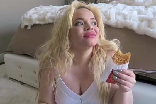 minecraft_mami_'s tweet photo. my pussy tastes like diet coke and loosies you get from that coworker that tweaks out every 5 seconds https://t.co/s2aCEhcflz