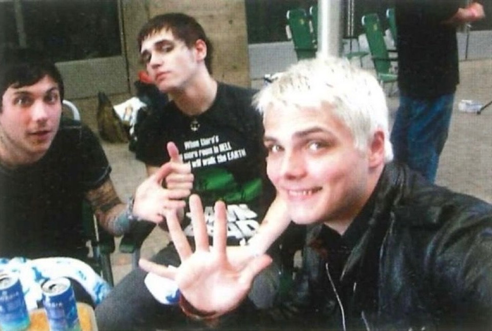 gerard way hourly tweet media