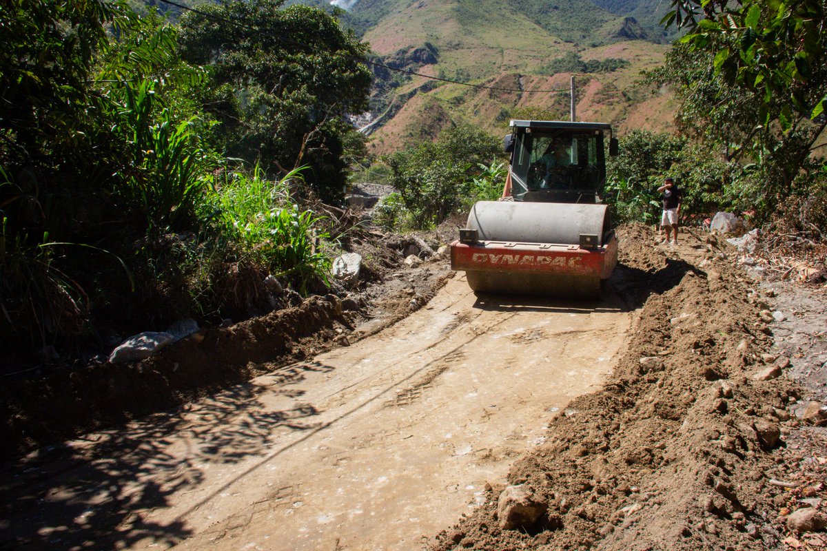 munimapi's tweet photo. 🚜La Municipalidad Distrital de Machupicchu ejecutó trabajos de mantenimiento vial con lastre en la ruta Ccollpani Grande – Mesada , mejorando la transitabilidad y seguridad para agricultores  y estudiantes .
Seguimos fortaleciendo la conectividad de nuestras comunidades. https://t.co/nJFrXhL8io