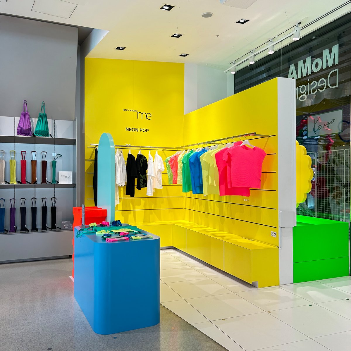 me ISSEY MIYAKEの限定シリーズ「NEON POP」のPop-Upを開催中！ MoMA 