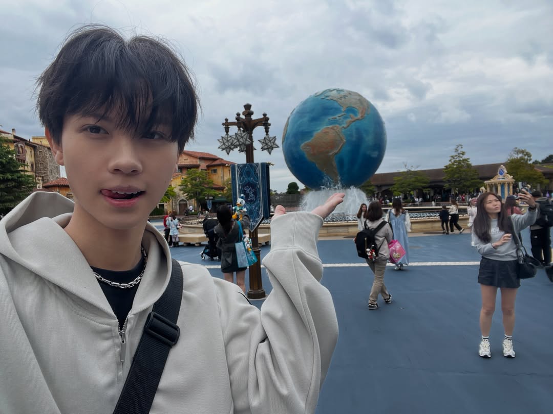Raymonda2000's tweet photo. #ARCHERUY が滞在中に行った #DisneySea での写真をたくさんUPしてくれ、#BlueThursday が一気にバラ色🌹🌈🎠🎈になりました❣️
ダッフィーと一緒、可愛すぎるでしょ🥰もっともっと #アーチャーウイ 見ていたい❣️
https://t.co/zots715ugI https://t.co/kicPBK76Zy