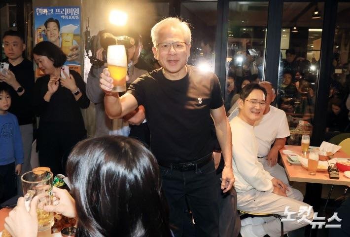 Hidupsebagai62's tweet photo. Jensen Huang adalah salah satu CEO paling “fenomenal” saat ini.

Dia memulai karier dari bawah, bekerja sebagai pencuci piring di Denny’s.

Sekarang? 
Sudah 33 tahun memimpin NVIDIA sebagai CEO. Benar-benar datang dari nol.

Saat Trump membawa para CEO besar lain ke China, Xi Jinping menolak bertemu mereka semua, termasuk Elon Musk.

Tapi Jensen Huang? Dia bahkan tidak ikut pulang bersama rombongan Trump. Dan penolakan itu seolah tidak berpengaruh apa-apa baginya.

Dia tetap menikmati waktunya di sana, membangun hubungan dengan orang-orang secara alami. Rasanya tinggal menunggu waktu sampai dia mendapatkan apa yang dia inginkan.

Hal yang sama juga dia lakukan di Korea.

Dia bisa saja memilih restoran paling mahal untuk bertemu CEO Samsung dan Hyundai. Tapi yang dipilih justru tempat ayam goreng sederhana khas Korea.

Dengan pengalaman masa lalunya di Denny’s, “mantan waiter profesional” ini bahkan ikut menyajikan ayam ke orang-orang di jalan.

Bukan pencitraan. Memang terlihat natural.

Dia membangun hubungan positif dengan masyarakat Korea dengan cara yang sangat manusiawi.

Kemampuan persuasi seperti ini jarang ditemukan pada CEO lain yang sejak lahir sudah hidup dengan silver spoon.