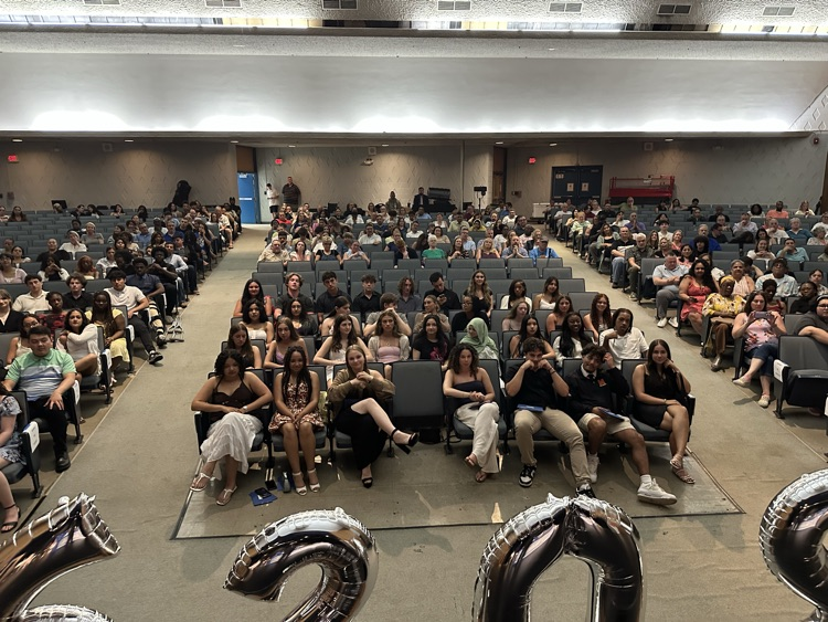 BunnellBulldogs's tweet photo. Always one of the BEST nights of our year, tonight we celebrated our Class of 26 โTop 25โ at a reception, and then recognized many seniors with scholarship awards totaling over $300,000! Congratulations to our scholarship recipients and their families!!! ๐๐๐๐
#bulldogstrong https://t.co/kJiByKH7Be