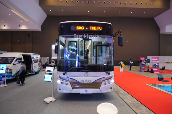 chinabusescom's tweet photo. Golden Dragon debuts 12m electric bus &amp; electric van at Busworld Southeast Asia 2026!
Upcoming REEV model for Indonesia: 1,600km range.
Green, smart, and reliable solutions for ASEAN public transport.
#GoldenDragon #Chinabuses #Busworld2026 #EVbus #IndonesiaBus https://t.co/v6HwGGTdgc