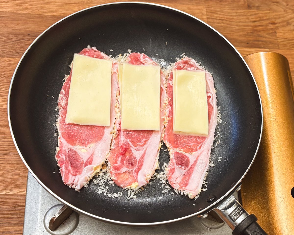 kewpie_official's tweet photo. Xで保存数6,000超えの揚げないチーズカツレシピをご紹介🍳

【作り方】(1人分)
フライパンに豚ロース肉薄切り(6枚)を2枚ずつ重ねて3組並べ、片面にマヨネーズ(大さじ1)をぬる。パン粉をふり、ひっくり返したら、もう片面にスライスチーズ(3枚)をのせて半分に折る。油(大さじ3)を回しかけ、両面がこんがりするまで揚げ焼きして完成。