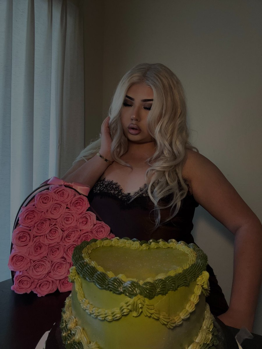 Ag2pl's tweet photo. You can’t compare with a princess like me 👸🏼🫴🏻
#trans #findom https://t.co/DFq86wrIGj
