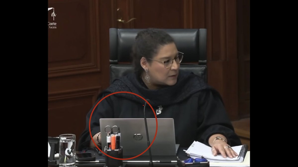 palasjose's tweet photo. Pregunta sería ¿para qué tendría unas tijeras en su espacio en el pleno? https://t.co/uv7FZRuhHq