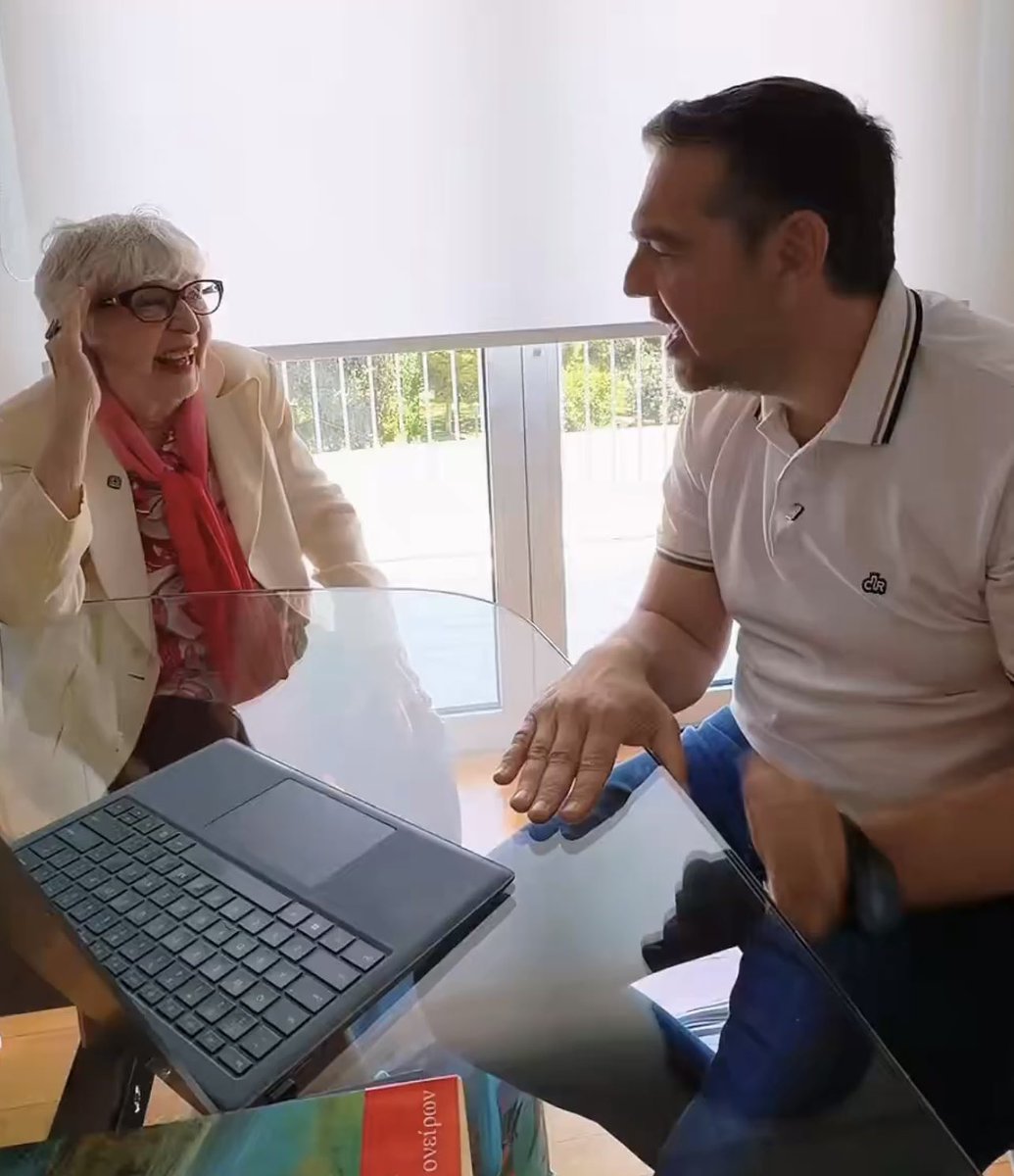 sinakatsarou's tweet photo. Λοιπόν, υπήρξε στέλεχος του κόμματος και συμμετείχε 
στα προεκλογικά σποτ του ΣΥΡΙΖΑ από το 2014 ❗️
Τον Σεπτέμβριο του 2015, μάλιστα, η Θεοπούλα ήταν
υποψήφια βουλευτής με τον ΣΥΡΙΖΑ στην τότε Β’ Αθηνών❗️
#ελ_α_ς_γιανα_Γελας 

Πούλα την Θεοπούλα σαν ξαναζεσταμένη γουρουνοπούλα 😂 https://t.co/ouSJwKtHt8