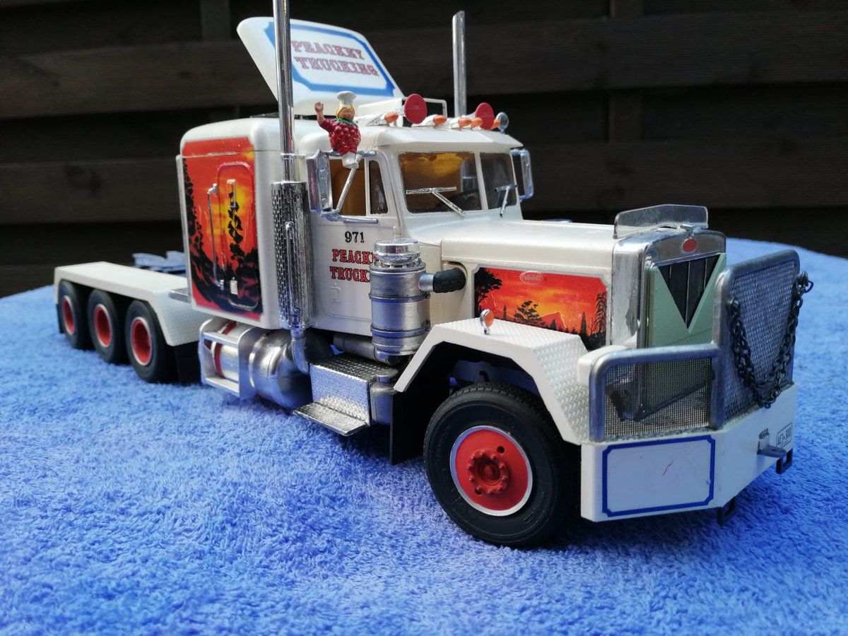 Reetdog_UK's tweet photo. Just had a play about with some of my model truck pictures and run them through AI. Pleased with how they turned out. #Kenworth #Peterbilt #ScaleModellerUK https://t.co/0pSWzDSh6B