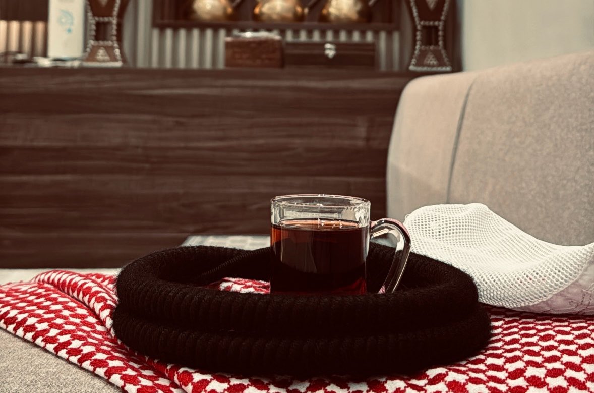 ll7i7's tweet photo. يوم ناديت الحبيّب ولبّى لي
كنّه معطيني من الوضح منقيّه

أحسب إن لبيه لي بس بـ لحالي
وأثـرها على لسـانه . . طبيعيـه https://t.co/iDKwaB7Avc