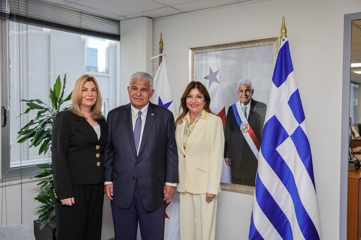as_salazar's tweet photo. Registro de embarcaciones apunta a la alta eficiencia y la tecnología, resalta el presidente Mulino en Grecia
 
El reforzamiento de las estrategias de Panamá para elevar la calidad de su Registro de Naves —incluyendo la aplicación de nuevas tecnologías— y la búsqueda de soluciones a situaciones externas que afectan a los buques con bandera panameña fueron los temas centrales abordados este jueves por el presidente de la República, @JoseRaulMulino en el Consulado General de Panamá en El Pireo, Grecia, como parte de la visita de Estado a esta nación.
 
El presidente Mulino aseguró que se busca garantizar una atención más expedita a los actuales y futuros clientes, considerando que Grecia posee una de las flotas más grandes del mundo y, hoy por hoy, cerca de 500 barcos griegos navegan bajo la bandera panameña.
 
En la reunión, en la que participaron el canciller, Javier Martínez-Acha; Julie Lymberópulos, embajadora y cónsul de Panamá en Grecia; Luis Roquebert y Ramón Franco, director general y director de la Marina Mercante de la Autoridad Marítima de Panamá, así como representantes del Departamento de Operaciones de Gente de Mar y Segumar, se trató el sostenimiento y la competitividad de la bandera panameña, estrategias para atraer nuevas inversiones a través del abanderamiento de buques y el mejoramiento de la posición en el mercado griego.
 
Respecto a las situaciones que afectan a las embarcaciones panameñas, se mencionó la necesidad de evaluar al más alto nivel en Panamá diversas opciones para evitar la retención de buques en China, un factor que impacta en la competitividad del Registro de Naves y a las naves que ya navegan con bandera panameña.

Mulino asistió acompañado de la primera dama, @mulinomaricel así como de Alberto Alemán Zubieta, exadministrador del Canal de Panamá; Alberto Vallarino, exministro de Economía y Finanzas; y Aurelio Barría, presidente de la Cámara de Comercio, Industrias y Agricultura de Panamá.
@javierachapma 
@CCIYAP 
@AMP_Panama