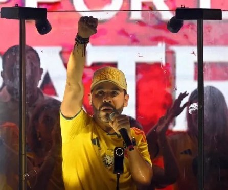 LilithFallen's tweet photo. Yo voto por el candidato del pueblo, que sale a las calles a pintar con los artistas, no el mamarracho de quinta que tiene que andar detrás de vidrios y chaleco antibalas 
#querimeyquesepueda 💚✊🏾 https://t.co/1vhwQVi7v0