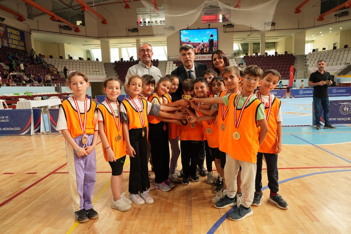 hataymem's tweet photo. Geleneksel Çocuk Oyunları Şenliği İl Finalleri, İl Müdürümüz Dr. Harun Tüysüz'ün katılımıyla gerçekleştirildi. Türkiye Yüzyılı Maarif Modeli'nin değerler temelli yaklaşımını sahaya yansıtan şenlikte dereceye giren öğrencilerimiz ödüllerini aldı. 
👉 https://t.co/Spt8TXYdmx https://t.co/mEO5LmzHNa