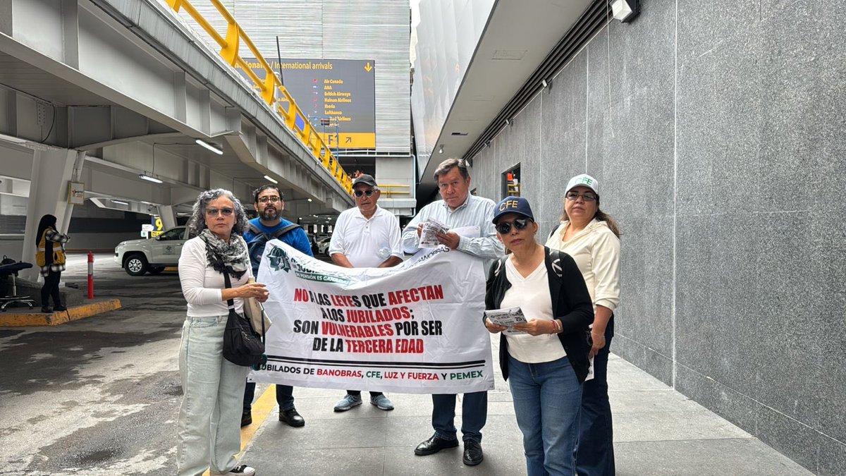 micm54's tweet photo. Hoy continúan con su lucha y no van a cejar porque se trata de su dignidad y de sus derechos adquiridos ya que esta reforma al artículo 127 es inconstitucional. https://t.co/dX6C1ahjFW