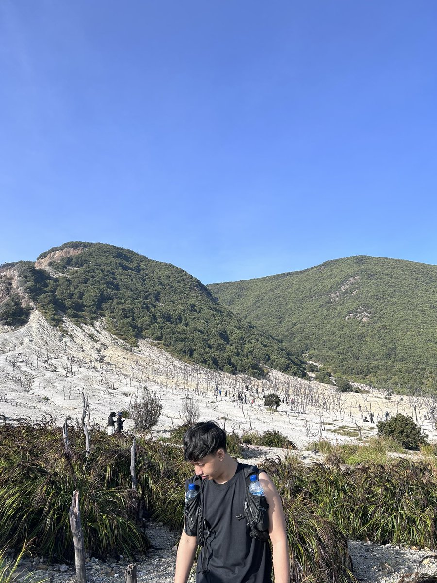 Tibassm's tweet photo. Pertama kali naik gunung langsung tektok, jujur seru banget tapi pas sampe jakarta kek mau mati badan sama kaki kayak gaada tulang but mau lagi. https://t.co/Brcs6YEEMz