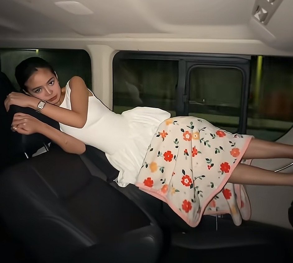 _dashcam's tweet photo. si keno at mommy caca nya ay hiraman ng blanket HAHAHAHAHA kyut https://t.co/w7yqr1sQhx