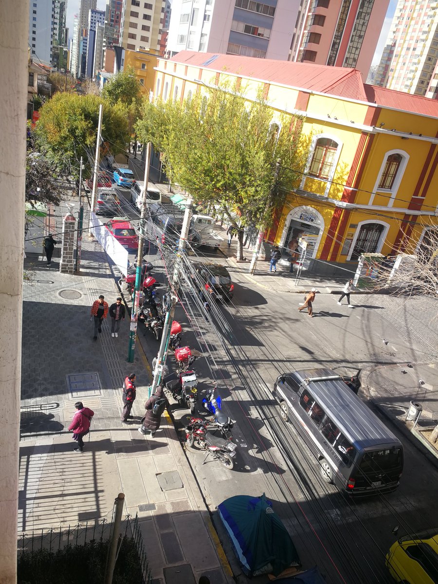MarZel65's tweet photo. El peor masista, el más cínico, es aquel que al ver las filas en las gasolineras omite referirse a la nacionalización de Evo y Arce que destruyó la industria nacional de los hidrocarburos en la "guerra del gas"... https://t.co/7JcUPpCUTJ