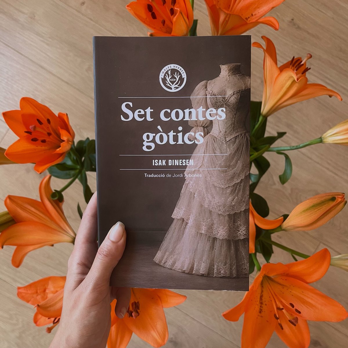 LesMalesHerbes's tweet photo. 🗝️⏳El retorn d’un CLÀSSIC: “Set contes gòtics”, de l’escriptora danesa Karen Blixen (que signava com a Isak Dinesen).

Contes sobre allò que amaguem sota la màscara: les deformitats, pors, obsessions i desitjos de cadascú. https://t.co/dV1X3kgGrz