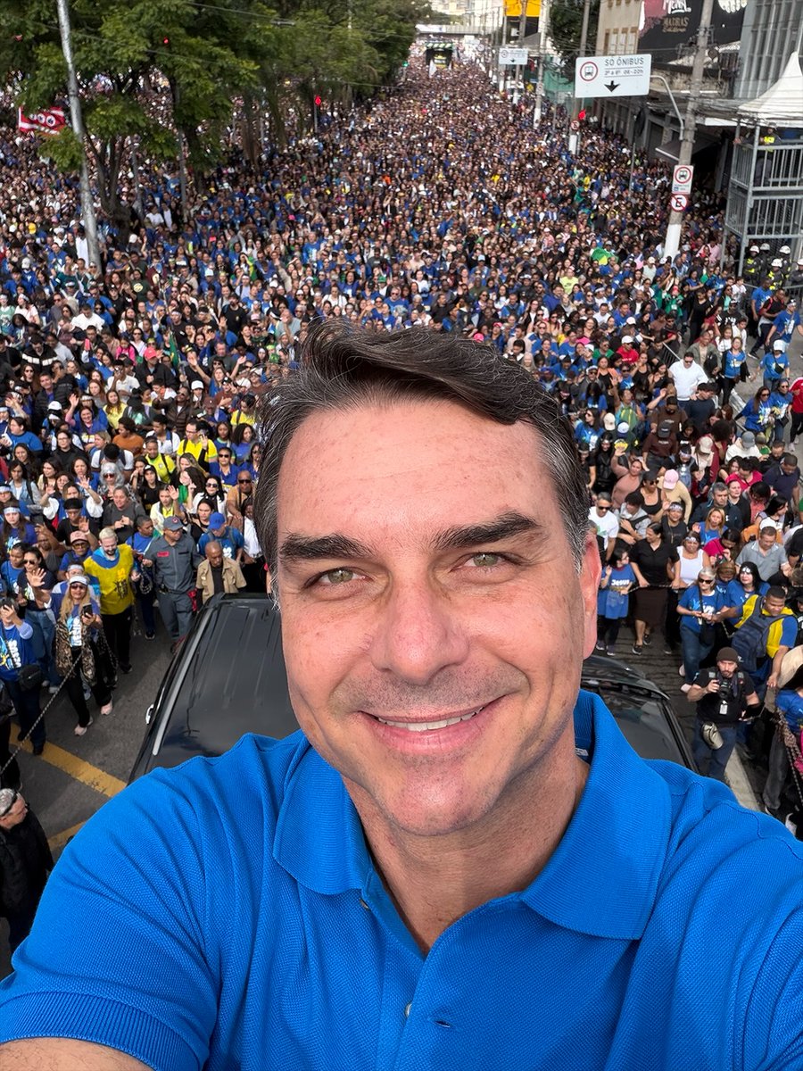 MichelcSales's tweet photo. "Está aí uma foto que o LULA NUNCA terá. https://t.co/R6MF9BR9Sg