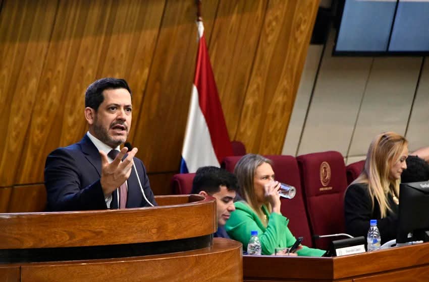 DiputadosPy's tweet photo. Es responsabilidad absoluta del Estado proveer salud gratuita y de calidad”  

(Redacción: Prensa - Dirección de Comunicación). El presidente de la Cámara de Diputados, Raúl Latorre (ANR-Capital), participó de una audiencia pública referente a “Políticas públicas orientadas a la prevención de adicciones y el cuidado de la salud mental en el país”, organizada por la legisladora Graciela Aguilera (PLRA-Cordillera).

La actividad se desarrolló en la sala de sesiones de la institución y reunió a representantes de diversas instituciones vinculadas a la seguridad, la salud y la prevención de adicciones. 

Participaron referentes de la Secretaría Nacional Antidrogas (SENAD); Policía Nacional; Consejo de Gobernadores; ministerios y secretarías del Poder Ejecutivo; municipios; comisiones asesoras de la Cámara de Diputados; y profesionales del ámbito de la salud mental y la prevención de adicciones.

➕ INFO en: https://t.co/Rhu9zRA1yN