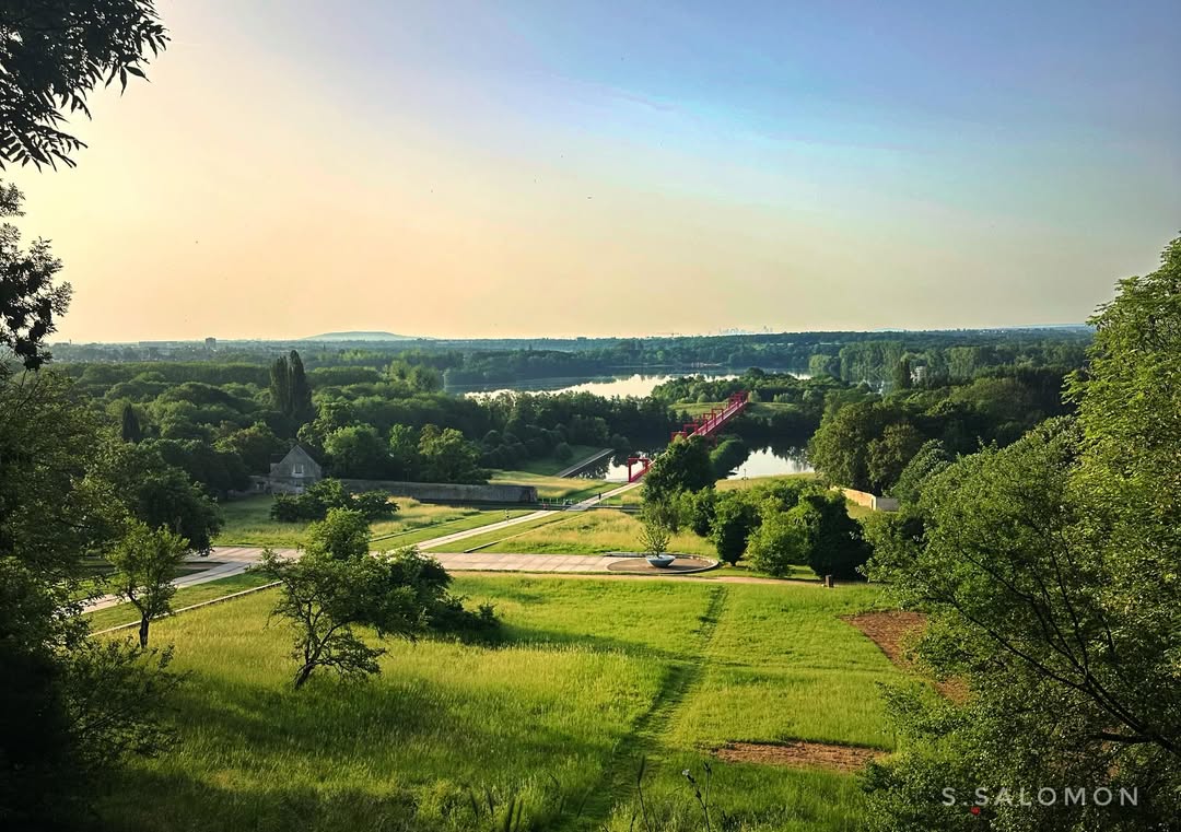 CergyPontoise95's tweet photo. #JeudiPhoto | ☀️ Quand le soleil sublime l'#AxeMajeur
Vu le temps aujourd'hui, on s'est dit qu'un peu de soleil ne ferait pas de mal 😄 Direction l'Axe Majeur, entre lumière dorée, verdure éclatante et vues à couper le souffle sur l'Oise et la passerelle rouge ✨

📸 seb_salomon https://t.co/RUGRRTar9N