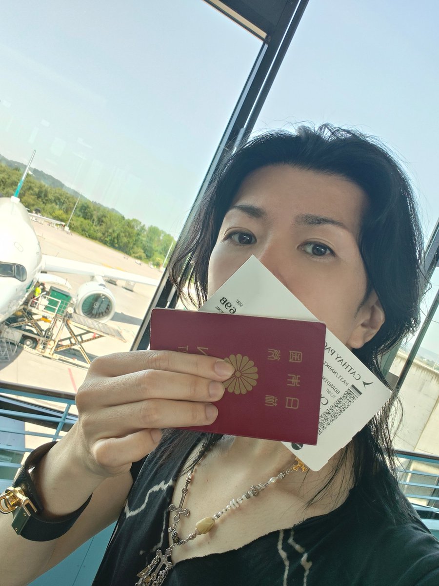 GoldLeather_'s tweet photo. 旅の終わりはいつも寂しいもの

日本を離れる時はいよいよ
到着した初日は全てがキラキラ
少し慣れてきた日々があって
気がつけば全日程の折り返し地点
あの町にもあの山にも行けてない
旅の終わりの身じたくをして
煌めく町を離れて帰国する

旅は人の一生に重なる気がする

後悔のない旅なんてない
だから、また旅に出たくなる
物語のつづき、またお話するね

#加治直樹の世界の歩き方
#GoldLeather
#Switzerland