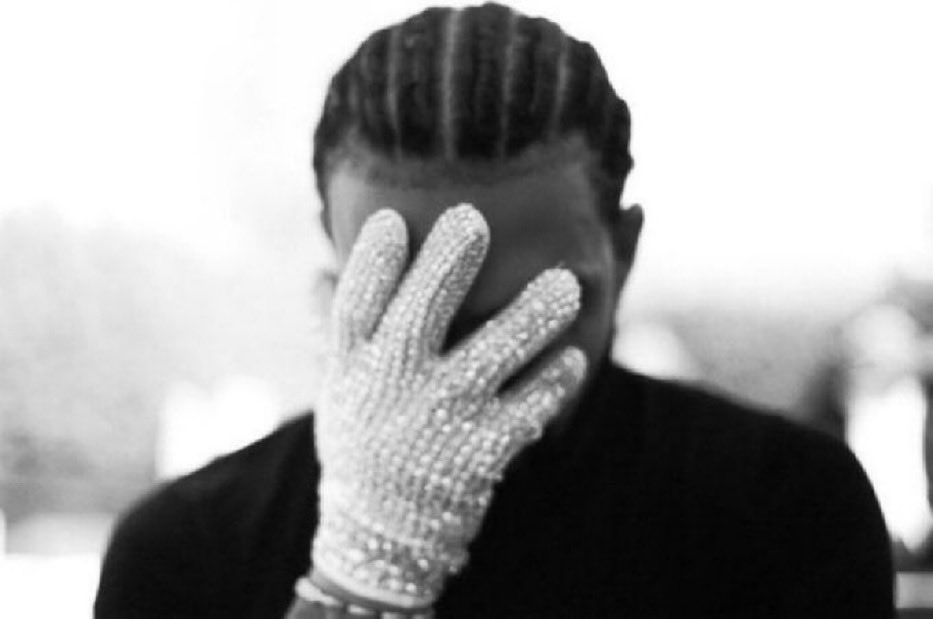 Chartdemiks's tweet photo. Drake becomes the first artist in history to have 100 career hits on Billboard’s radio songs chart 🦉🧊 https://t.co/i8A3LB9cG4