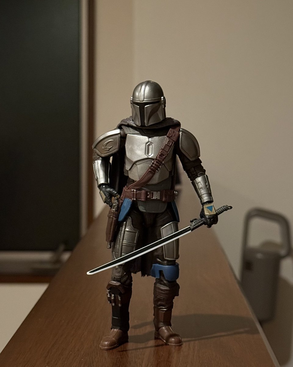 _819j_tk's tweet photo. ドラマシリーズではフィギュアまで手は出さなかったけど、映画のオープニングからニヤニヤさせられて気づいたらポチッてたブラックシリーズのディンはいいぞぉ

スターツアーズコーナー？に配置！

#マンダロリアンアンドグローグー https://t.co/z2P18gQu5Z
