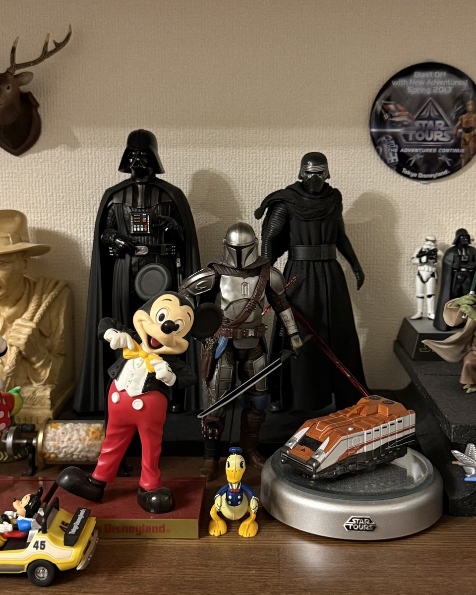 _819j_tk's tweet photo. ドラマシリーズではフィギュアまで手は出さなかったけど、映画のオープニングからニヤニヤさせられて気づいたらポチッてたブラックシリーズのディンはいいぞぉ

スターツアーズコーナー？に配置！

#マンダロリアンアンドグローグー https://t.co/z2P18gQu5Z