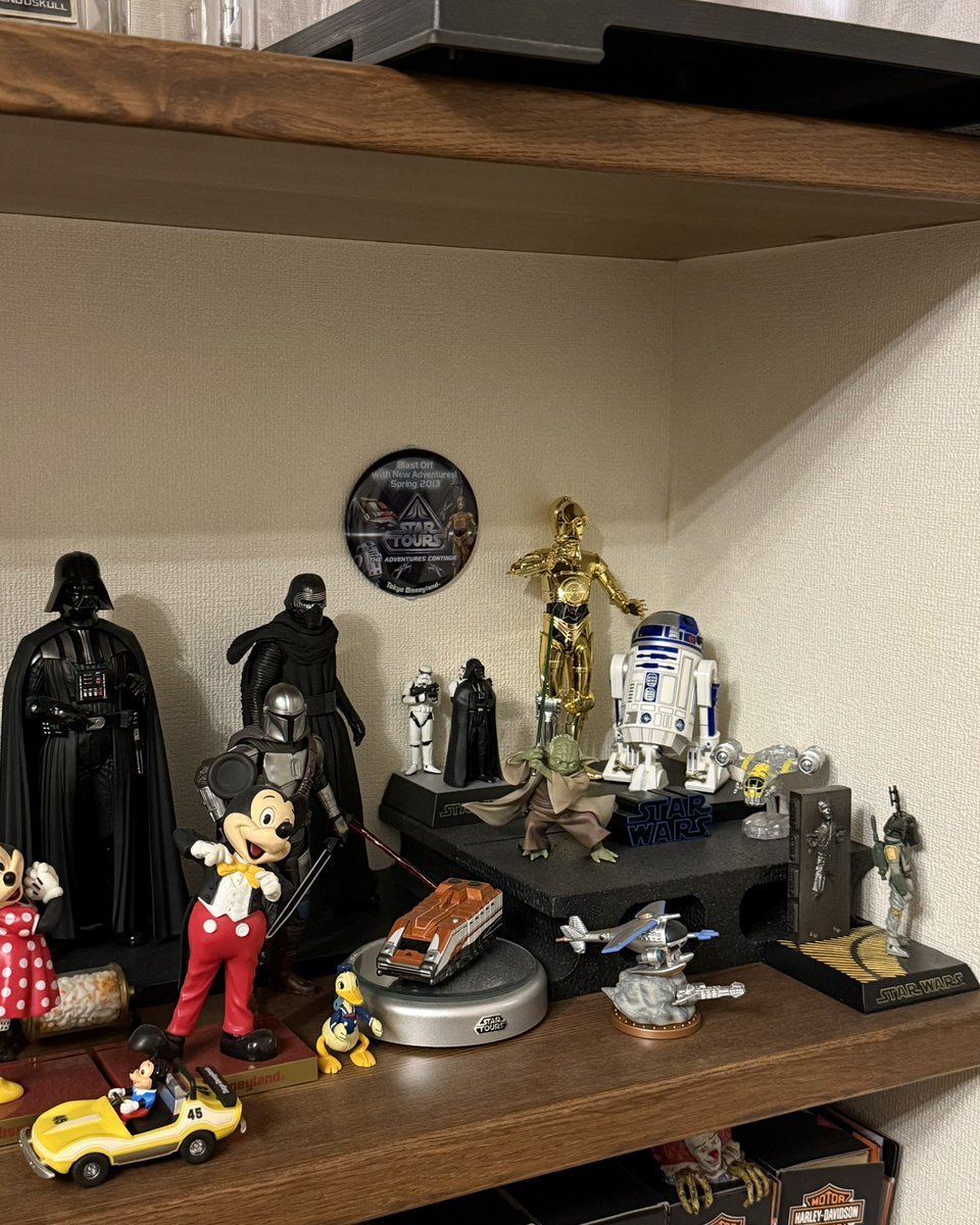 _819j_tk's tweet photo. ドラマシリーズではフィギュアまで手は出さなかったけど、映画のオープニングからニヤニヤさせられて気づいたらポチッてたブラックシリーズのディンはいいぞぉ

スターツアーズコーナー？に配置！

#マンダロリアンアンドグローグー https://t.co/z2P18gQu5Z