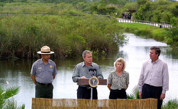 25YearsAgoLive's tweet photo. President Bush visits Everglades National Park, Florida to speak about environmental conservation alongside his brother, Florida Governor Jeb Bush.

Outside the cordon, dozens of protestors demonstrate against Bush’s domestic oil drilling ambitions. https://t.co/4OuWm7zZgH