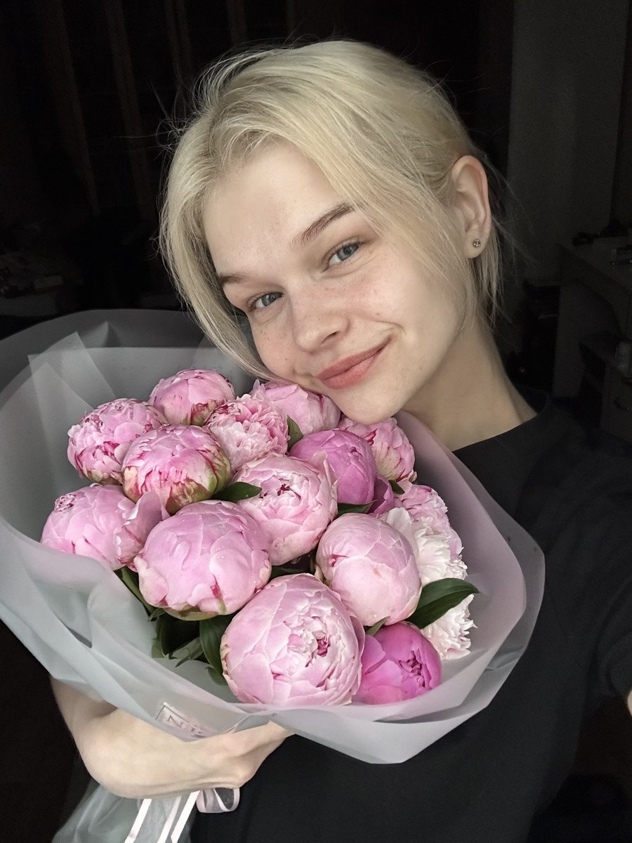 Dashulyaa1's tweet photo. My favorite flowers are peonies. And this time I didn't receive one as a gift from anyone, but... I was going to buy some for myself, but I thought 15 was just a dream, but God blessed me and I have 15 peonies. Yes, I bought them myself, but I'm so happy 🥰❤️🌸 https://t.co/p2G8Yctrlk