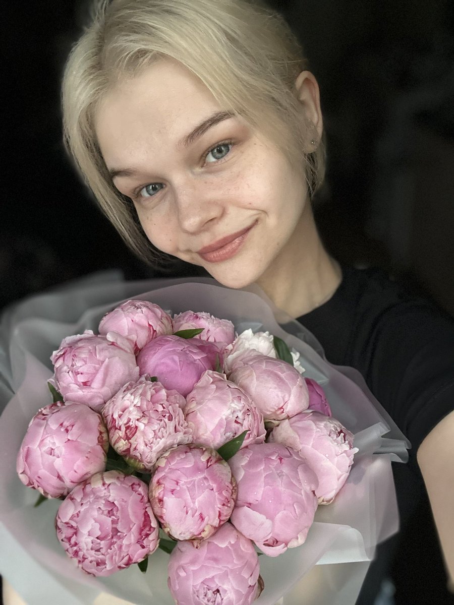 Dashulyaa1's tweet photo. My favorite flowers are peonies. And this time I didn't receive one as a gift from anyone, but... I was going to buy some for myself, but I thought 15 was just a dream, but God blessed me and I have 15 peonies. Yes, I bought them myself, but I'm so happy 🥰❤️🌸 https://t.co/p2G8Yctrlk