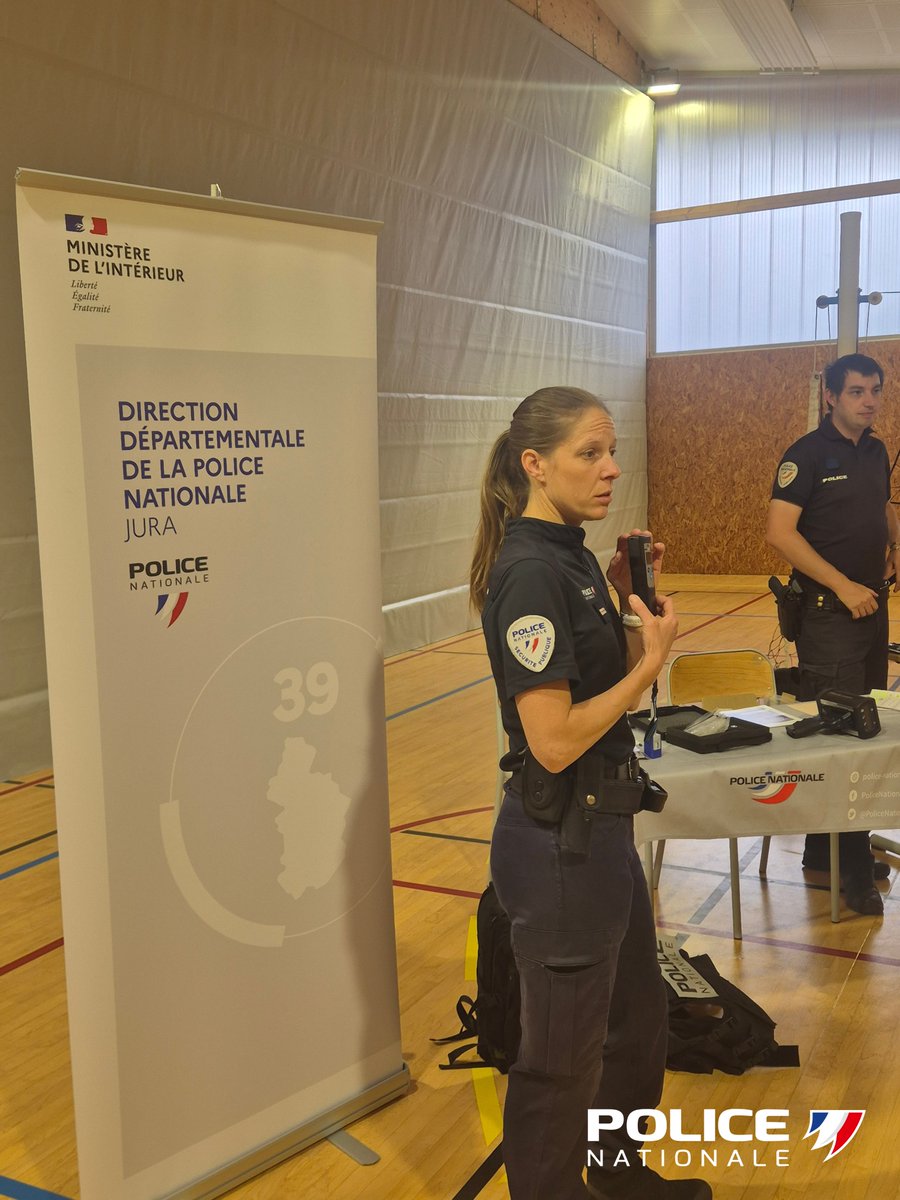 PoliceNat39's tweet photo. [LA POLICE NATIONALE DU JURA AU FORUM DES MÉTIERS]
Les agents de la #PoliceNat39 ont participé au Forum des Métiers organisé par le collège Aristide Briand afin de présenter aux élèves les missions et le rôle de la Police nationale.
#PoliceNat39 #sensibilisation #lonslesaunier https://t.co/TRjccXnKKH