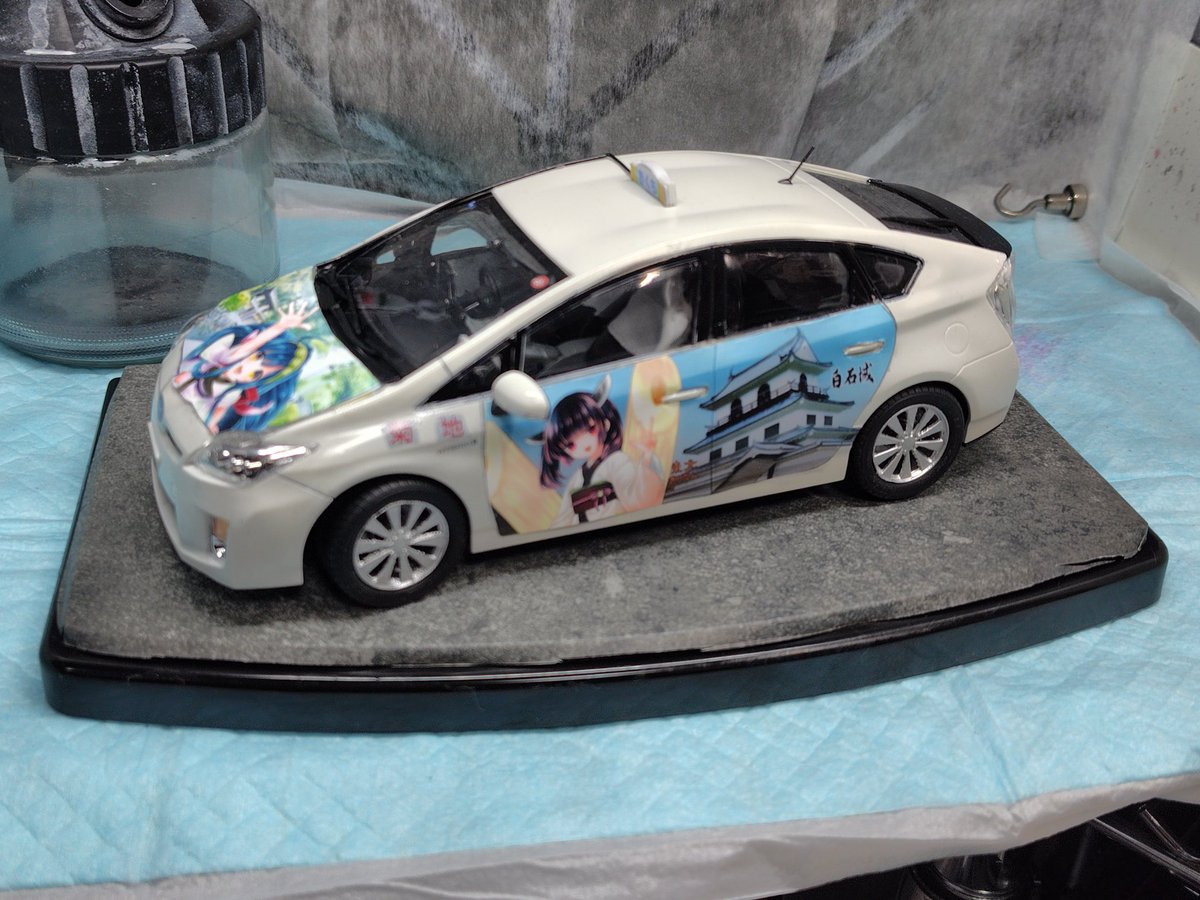 meekun046's tweet photo. フジミ 1/24スケール30プリウス 東北ずん子タクシー仕様😃
持ち運び用にケース用の架台を作成😃
差し込んでるだけだけど、良い感じにハマってるのでひっくり返す位なら落ちません😁 https://t.co/wi4WcdJ4i8