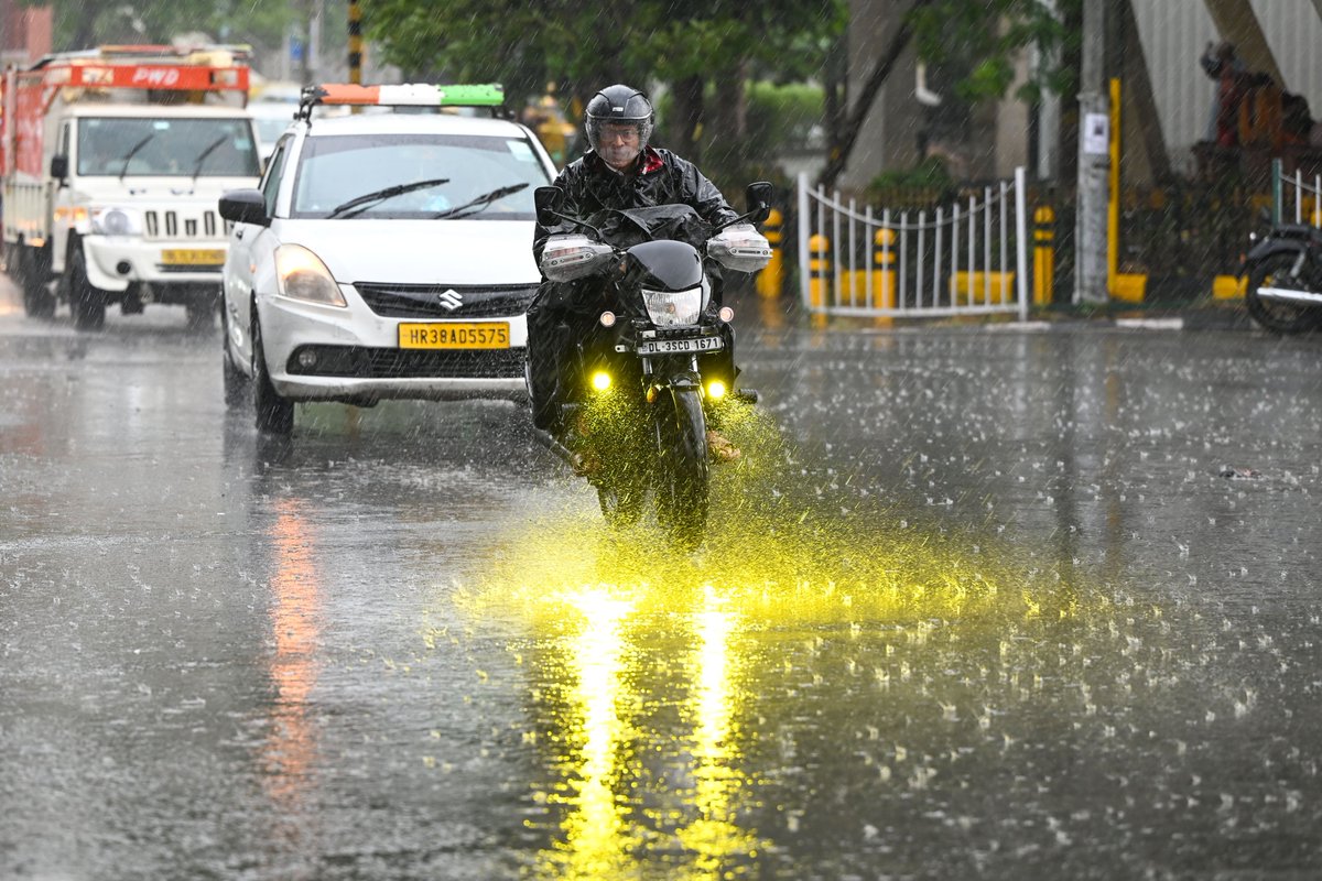 AjayAgg2020's tweet photo. Commuters make their way through rain during a sudden spell of showers at ITO in New Delhi, India, on Thursday, June 4, 2026. #DelhiRains #RainyDay #MonsoonVibes #PleasantWeather #CoolBreeze #ITO #NewDelhi #WeatherUpdate #CityLife #SummerRelief #RainShowers #DelhiWeather https://t.co/sBbenaezq4