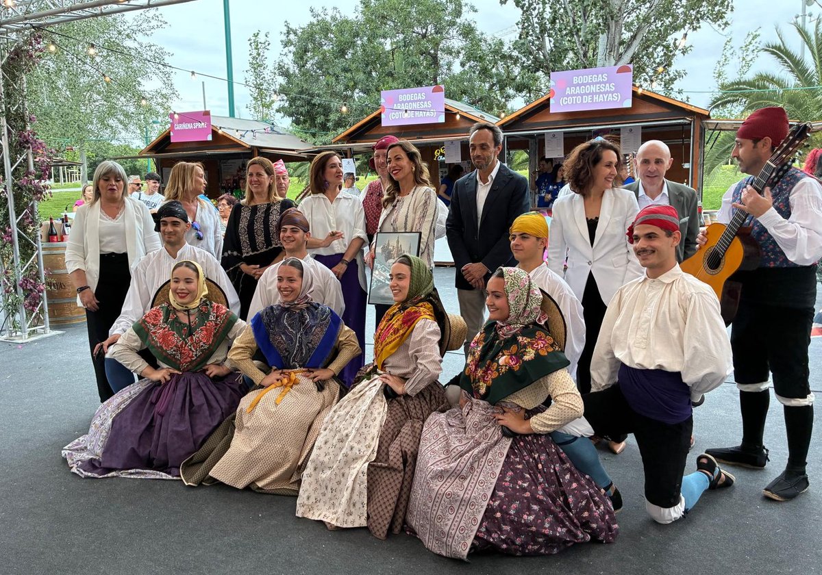 ZaragozaTurismo's tweet photo. ¡Ya está aquí la II Feria de la Garnacha 🍇!

4️⃣ días que giran en torno a la garnacha: uva que cautiva al mundo desde #Zaragoza y sus tres DD.OO.: Calatayud, Campo de Borja y Cariñena.

¡Acércate a brindar con nosotros 🍷😉!

https://t.co/EmI1QVmJLz

#ZaragozaCapitalGarnacha https://t.co/9cKijXl9Kf