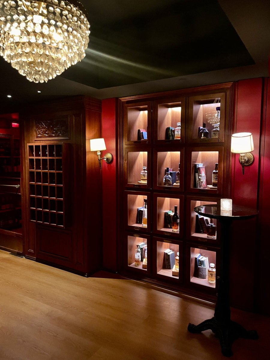 rosalialongjam's tweet photo. Visited this speakeasy called ZLB23 at the The Leela Palace, here’s my review

• Ambience and vibes were 10/10, and cherry on the top to have live music 
• Fun entry, kinda like that it’s through the Leela kitchen 
• Amazing drinks variety, some drinks are super well presented 
• Pricing is insanely high, so be prepared to spend quite a bit if you go there 

Overall, I’d give it an 8/10 and would recommend to visit once for the experience :)