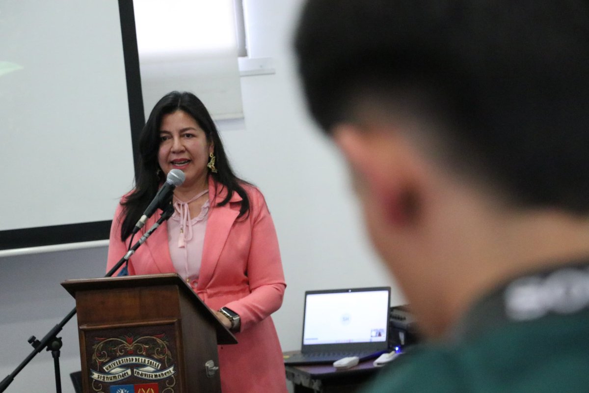 MinAgricultura's tweet photo. #AEstaHora 🔴 | Desde las instalaciones de la Universidad de La Salle, en #Bogotá, 📍la viceministra de Asuntos Agropecuarios, @GeidyOrtegaT, instala la primera Sesión Ordinaria del Consejo Superior del Sistema Nacional de Innovación Agropecuaria (#SNIA2026), 🔍🌱 el cual se encarga coordinar la investigación, extensión y capacitación en el sector agropecuario colombiano. 🇨🇴