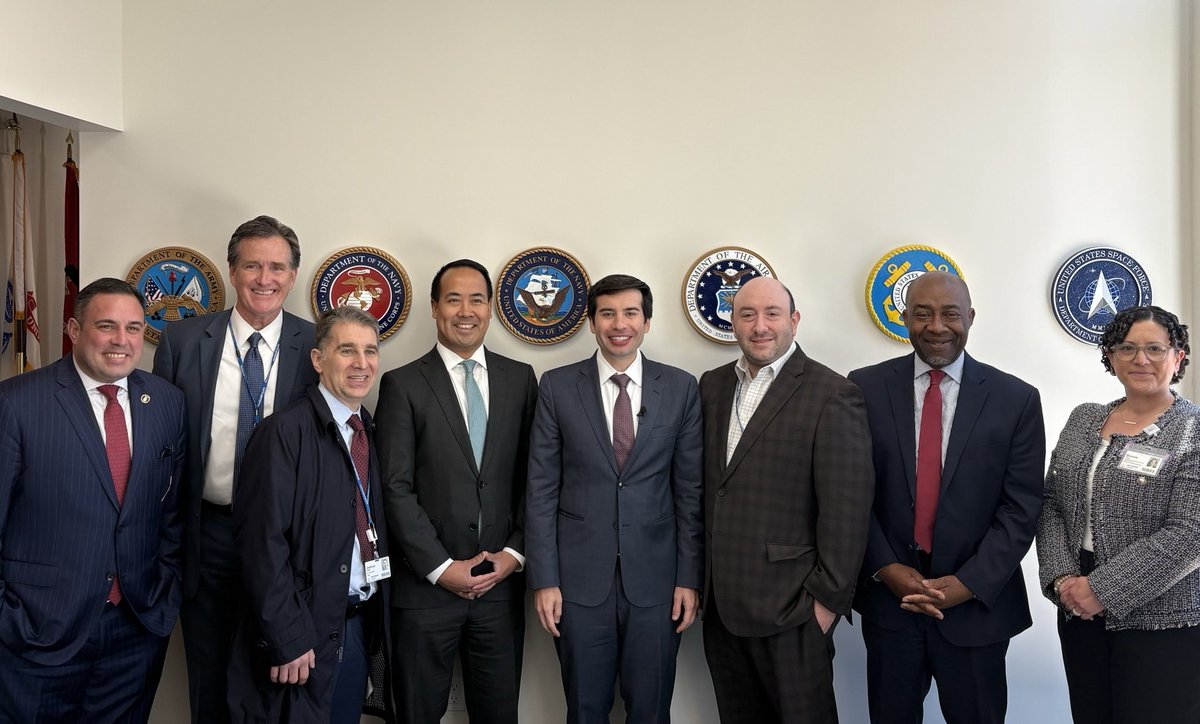 USDOL's tweet photo. Today, Acting Secretary @Sonderling47 and @USLaborIG Anthony D’Esposito visited @NorthwellHealth’s Military Liaison Services program in Bellerose, NY, to see how it supports veterans, service members, and military families with healthcare, career opportunities, and critical services.

Through their work on @WHFraudTF, they are rooting out waste, fraud, and abuse to protect taxpayer dollars and ensure resources reach those who served our nation. 🇺🇸

📍Bellerose, NY
