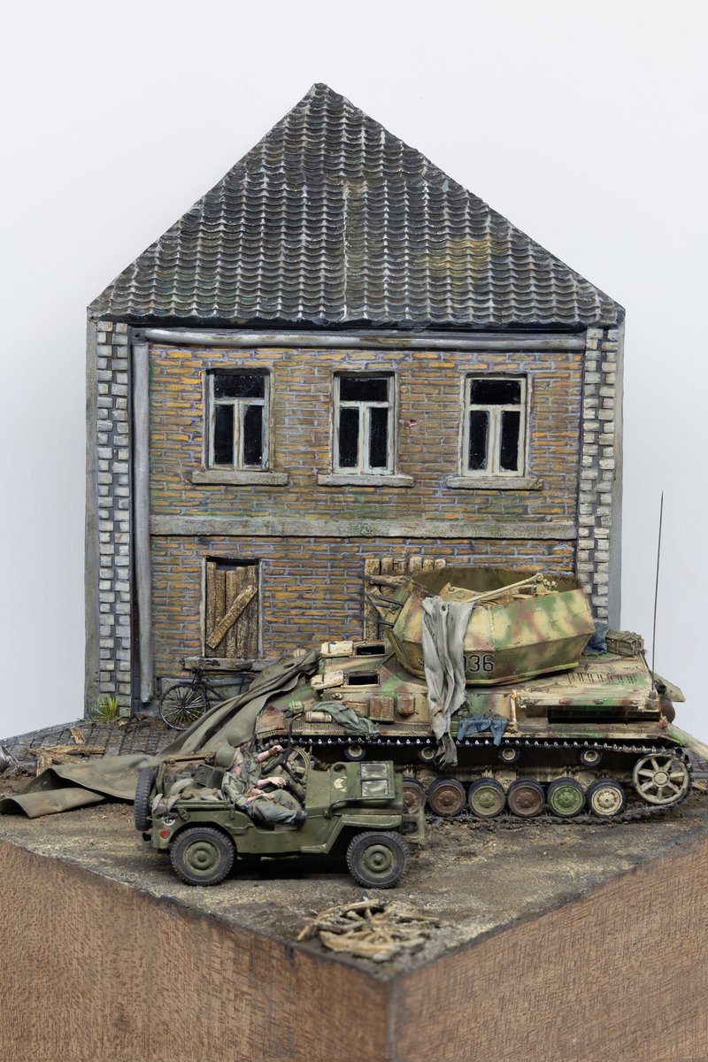 Mirthrendir's tweet photo. hello guys I made myuse first street and house diorama last month. And I did my best.  it's a 72 scale diorama. I use flyhawk kits and s-modle kits and 3d printed figures. I try not make it a total ruin, but a abandoned vehicle parking by a house. I hope I nailed it. https://t.co/VBC5J2W7OB