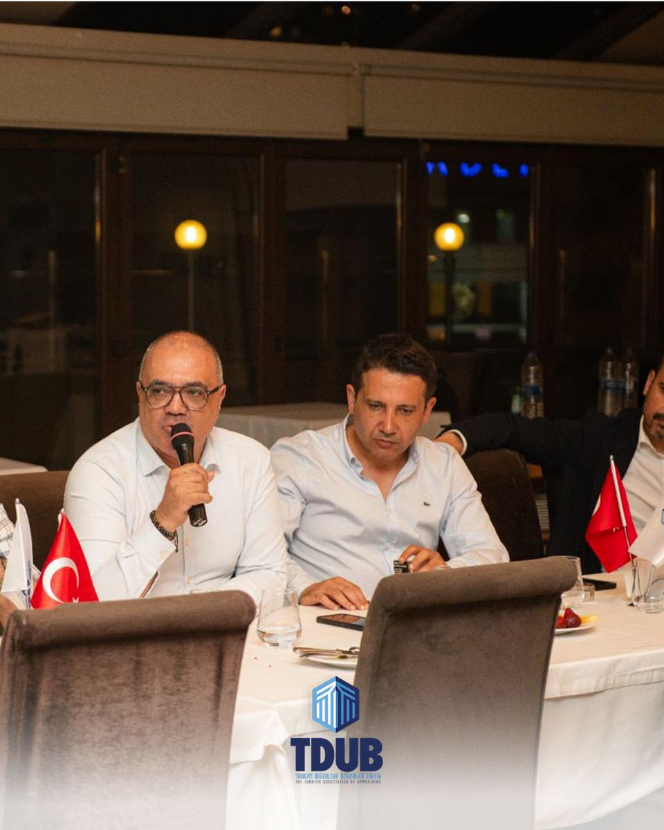 tduborgtr's tweet photo. Birliğimiz Yönetim Kurulu ve Denetleme Kurulu Üyeleri ile kuruluşumuzdan bu yana Yönetim Kurulu ve Denetleme Kurulu organlarında görev yapmış üyelerimiz, 03 Haziran 2026 tarihinde düzenlenen istişare toplantısında bir araya geldi.

Toplantıda, değerleme sektöründe yaşanan güncel gelişmeler, sektörel beklentiler ve Birliğimizin yürüttüğü çalışmalar değerlendirilirken, mesleğimizin gelişimine yönelik görüş ve öneriler paylaşıldı.

Yönetim Kurulu ve Denetleme Kurulu organlarında farklı dönemlerde görev üstlenmiş üyelerimizi bir araya getiren toplantı; tecrübe paylaşımının güçlendirilmesi, kurumsal hafızanın korunması ve ortak aklın geliştirilmesi açısından önemli bir fırsat oluşturdu.

Kuruluşumuzdan bugüne kadar Yönetim Kurulu ve Denetleme Kurulu organlarında görev alarak Birliğimizin kurumsal gelişimine ve sektörümüzün ilerlemesine katkı sağlayan tüm üyelerimize teşekkür eder, mesleğimizin ve sektörümüzün gelişimi adına iş birliği ve dayanışma içerisinde çalışmalarımızı sürdürmeye devam edeceğimizi belirtmek isteriz.

Saygılarımızla,
Türkiye Değerleme Uzmanları Birliği