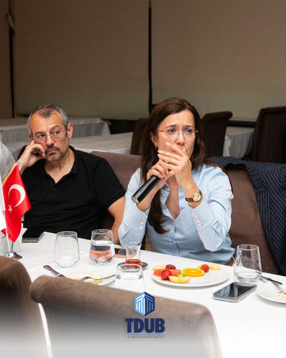 tduborgtr's tweet photo. Birliğimiz Yönetim Kurulu ve Denetleme Kurulu Üyeleri ile kuruluşumuzdan bu yana Yönetim Kurulu ve Denetleme Kurulu organlarında görev yapmış üyelerimiz, 03 Haziran 2026 tarihinde düzenlenen istişare toplantısında bir araya geldi.

Toplantıda, değerleme sektöründe yaşanan güncel gelişmeler, sektörel beklentiler ve Birliğimizin yürüttüğü çalışmalar değerlendirilirken, mesleğimizin gelişimine yönelik görüş ve öneriler paylaşıldı.

Yönetim Kurulu ve Denetleme Kurulu organlarında farklı dönemlerde görev üstlenmiş üyelerimizi bir araya getiren toplantı; tecrübe paylaşımının güçlendirilmesi, kurumsal hafızanın korunması ve ortak aklın geliştirilmesi açısından önemli bir fırsat oluşturdu.

Kuruluşumuzdan bugüne kadar Yönetim Kurulu ve Denetleme Kurulu organlarında görev alarak Birliğimizin kurumsal gelişimine ve sektörümüzün ilerlemesine katkı sağlayan tüm üyelerimize teşekkür eder, mesleğimizin ve sektörümüzün gelişimi adına iş birliği ve dayanışma içerisinde çalışmalarımızı sürdürmeye devam edeceğimizi belirtmek isteriz.

Saygılarımızla,
Türkiye Değerleme Uzmanları Birliği