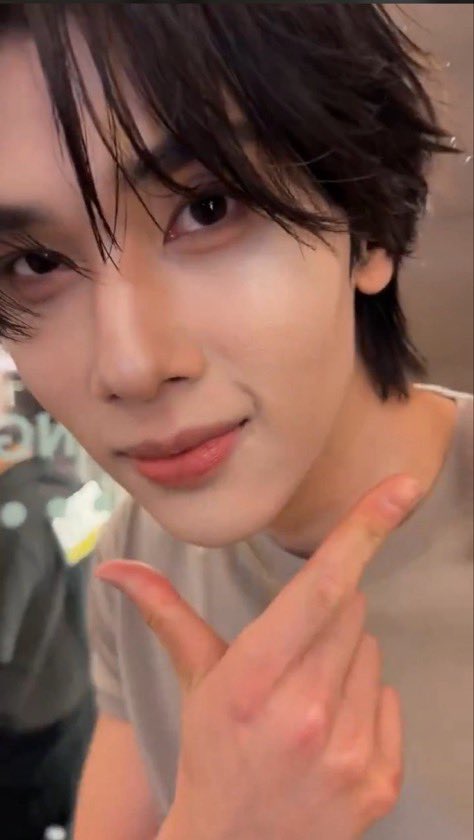 maddyscoob's tweet photo. “มองอะไรแป๋ว”

เราทำผมมาใหม่ น่ารักไหม

“ก็น่ารักสมวัย”

คำพูดคำจาเหมือนคุณปู่คุณย่าชม

“แล้วต้องชมว่าไงถึงจะดีถึงจะถูกใจ”

ก็ทั่วไปอะ ชมปกติมันยากตรงไหน 😾💢

“แล้วปกติเธอเห็นพี่ชมไหม”

ไม่อะ ปกติปากแข็งจะตาย ไม่เห็นจะเคยพูดให้ฟังหรอก เว��นแต่เราถามก่อนถึงจะตอบ

“ก็รู้ตัวอยู่แล้วว่าน่ารักจะให้พูดอะไรอีก”

แค่ชมอะ แค่ชมเราเอง

“น่ารักค่ะ”

ก็แค่นั้น เหอะ 💢

“แล้วหอมได้ไหม ทำไมวันนี้น่ารักกว่าทุก��ัน”

หยุดมองเราแบบนั้นเลยนะ เราไม่ให้หอม !

“ทำไม ?”

เราไม่ชอบหนวด มันจักจี้

“ทนไปก่อนยังไม่ว่างโกน”

อดหอมไปก่อน ยังไม่ว่างจักจี้เหมือนกัน

“ดื้อว่ะแป๋ว งั้นนับ 1 - 3 ถ้าจับได้โดนหอมนะ”

โอ้ยเล่นแบบนี้ทุกที รอบนี้เราไม่ยอมหรอกนะ

*วิ่ง*